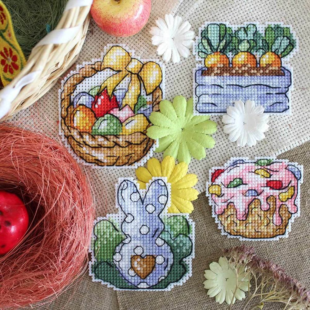 Набор для вышивания на пластиковой канве МП Студия Кролик и морковки 8х7см, Р-499