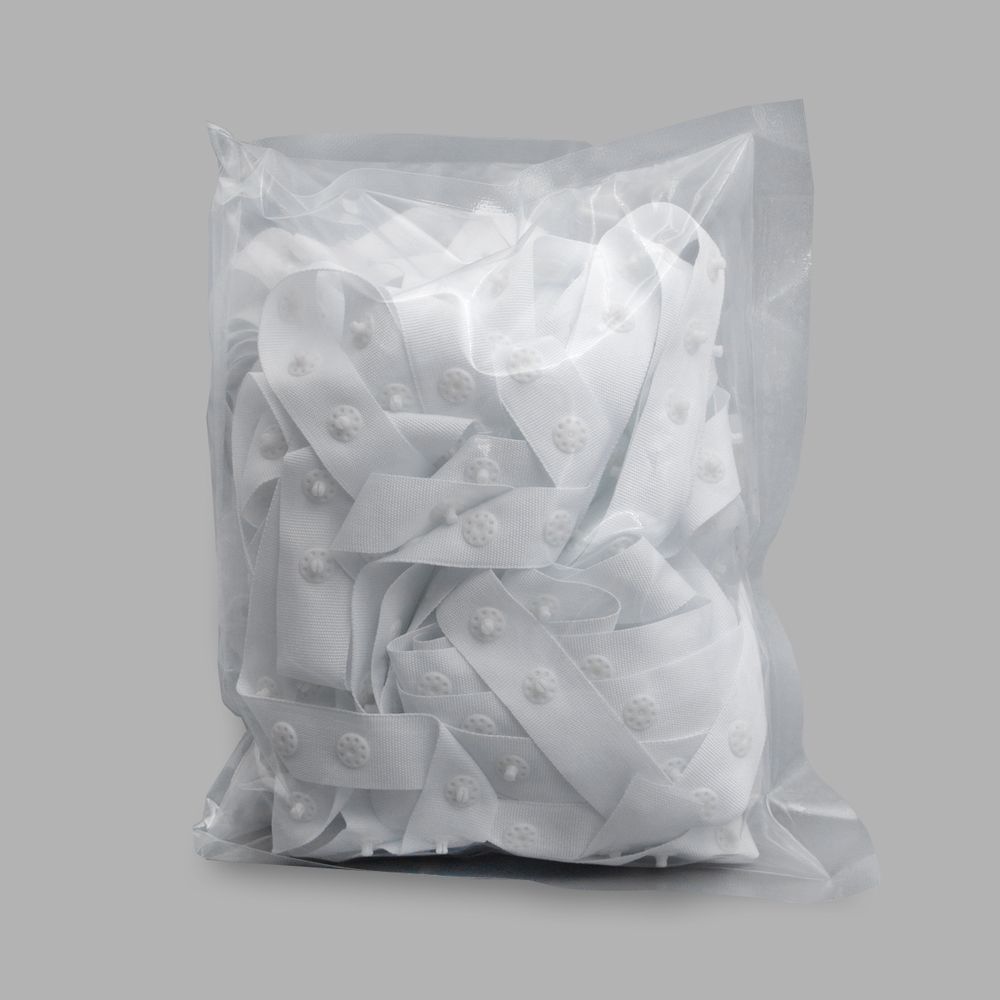 Кнопки пластиковые на тесьме (кн. ⌀8мм, тесьма 18мм, шаг 17 мм), 1/42 по 3, цв. белый, 10 м