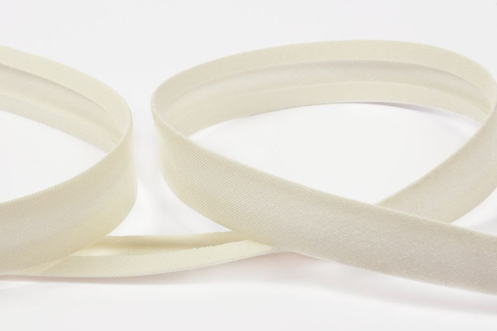 Косая бейка атласная 15 мм / 91.44±1 метра, 083 молочный, Blitz KSB-15C Косая бейка атласная 15 мм / 91.44±1 метра, 083 молочный, Blitz KSB-15C