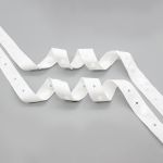 Кнопки пластиковые на тесьме (кн. ⌀8мм, тесьма 18мм, шаг 17 мм по, 3 шт, шаг 30 мм), цв.белый, 45.7м