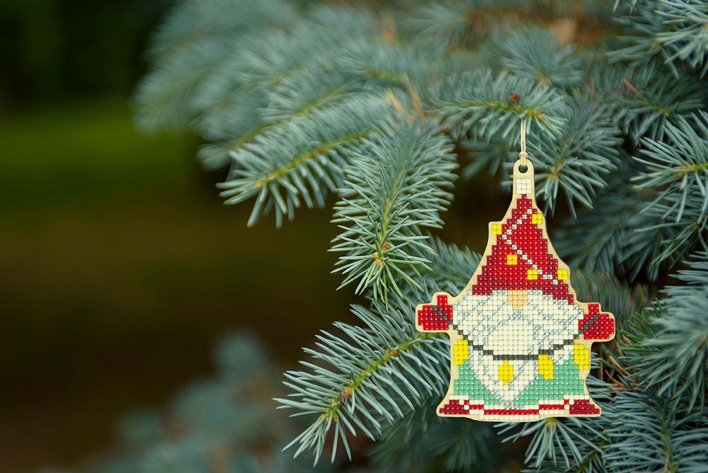 Алмазная (кристальная) мозаика Фрея, Гномик с гирляндой, 13х9,5 см