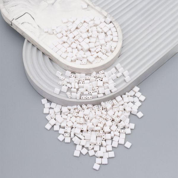 Бусины пластик 6х6х3 мм, 50 г, с двойным отверстием, плоский квадрат, 16 белый, Astra&Craft 7429