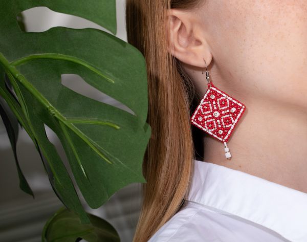 Набор для вышивания бисером Klart, серьги квадратные Красный орнамент, 4,5х4,5 см