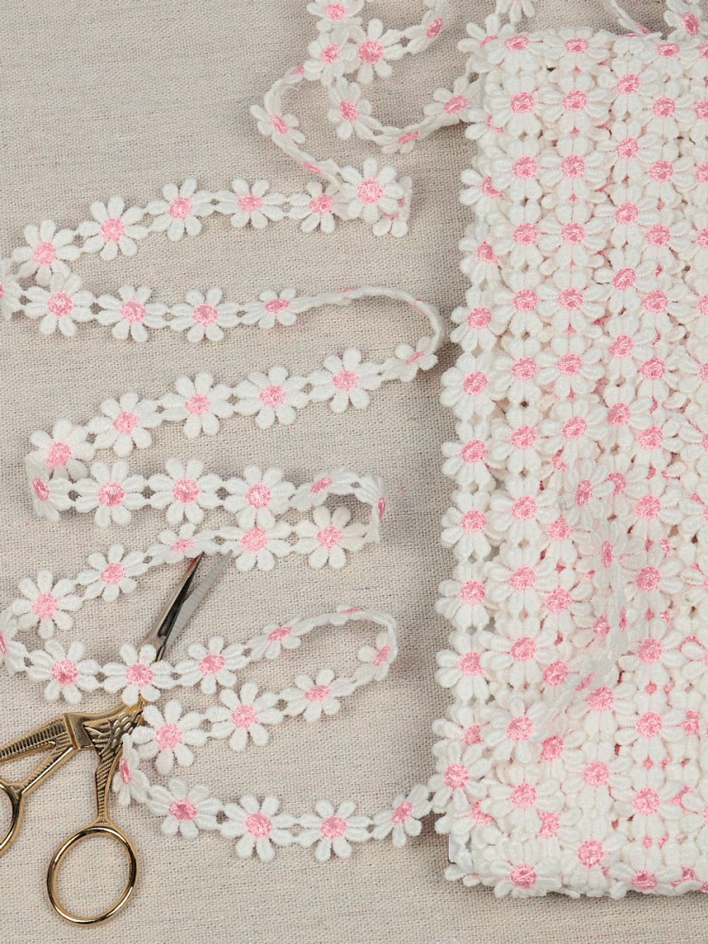 Кружево гипюр (плетёное) ромашка 15 мм / 13.71 метра, TBY.12243/1, цв.белый+розовый, Kruzhevo