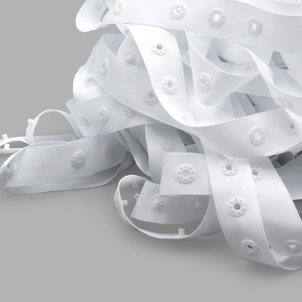 Кнопки пластиковые на тесьме (кн. ⌀8мм, тесьма 18мм, шаг 17 мм), 1/42 по 3, цв. белый, 10 м