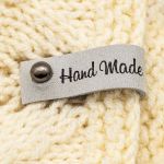 Бирка кожаная с кнопкой "Hand Made" 1,3х7см, уп.4 шт (светло-серый)
