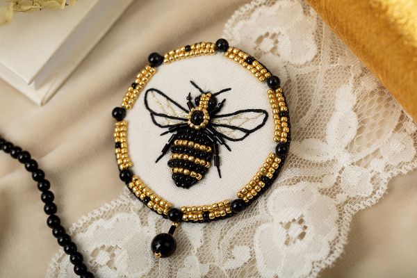 Набор для вышивания бисером Klart, Брошь. Пчела, 7х6 см