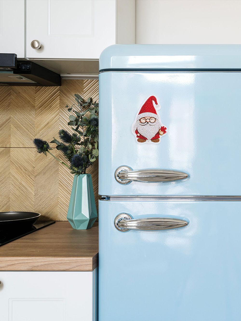 Кристальная (алмазная) мозаика Фрея ALVM-128, магнит, Гном с игрушкой, 9х12 см