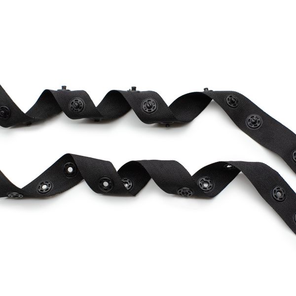 Кнопки пластиковые на тесьме (кн. ⌀8мм, тесьма 18мм, шаг 17 мм по, 3 шт, шаг 30 мм), цв.черный, 45.7м