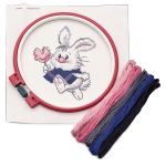 Набор для вышивания нитками Hobby&Pro Kids, Зайка с леденцом 19х19см