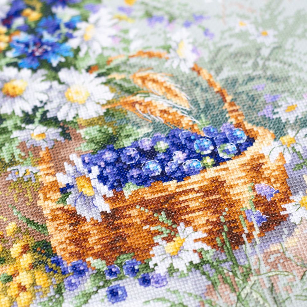 Набор для вышивания нитками Чудесная игла Premium 310-230, Черничное лукошко, 32х40 см