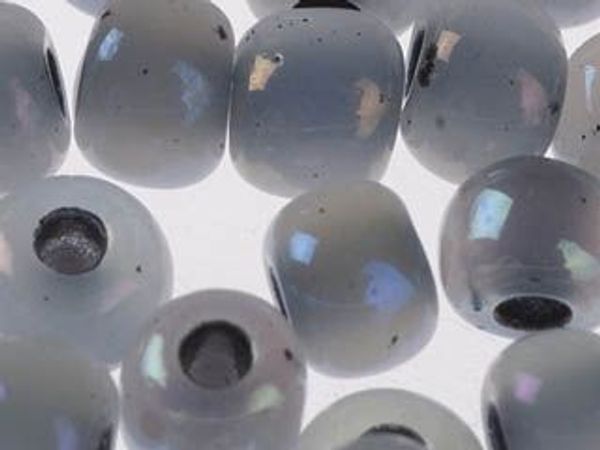 Бисер Preciosa полупрозрачный жемчужный, цветной центр 10/0 (2.3 мм), 1х50г, цв. 57549