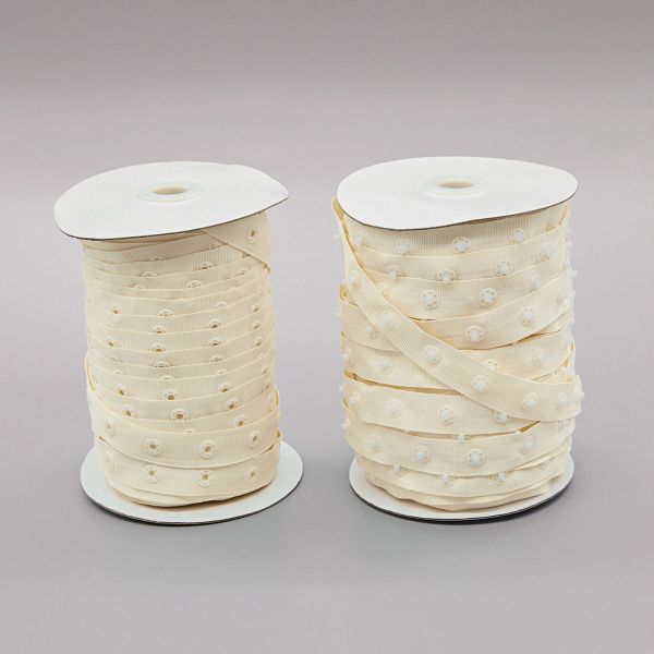 Кнопки пластиковые на тесьме (кн. ⌀ 7мм, тесьма 18 мм, шаг 1.7 см), цв.молочный, 45.7м