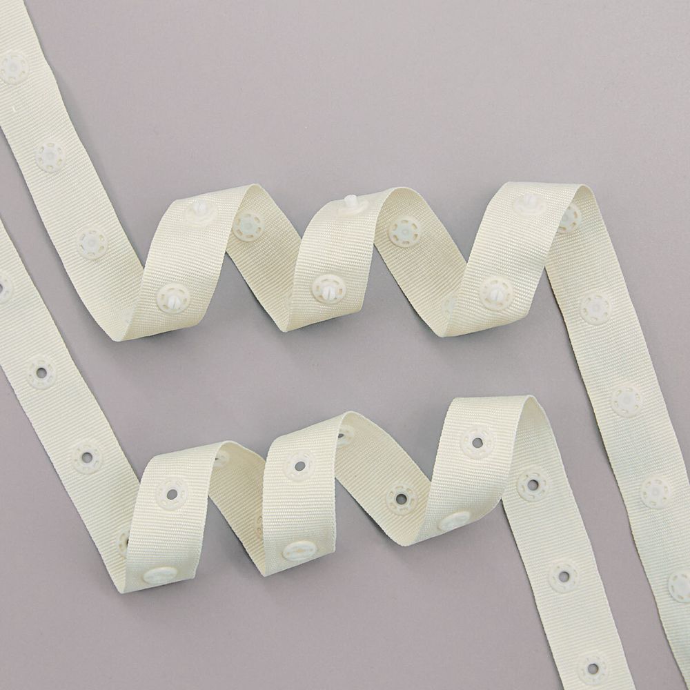 Кнопки пластиковые на тесьме (кн. ⌀ 7мм, тесьма 18 мм, шаг 1.7 см), цв.молочный, 45.7м