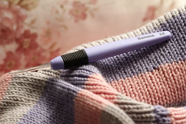 Крючок для вязания с подсветкой пластик ⌀3.0 мм, 15.6 см, фиолетовый, Gamma CH-LD