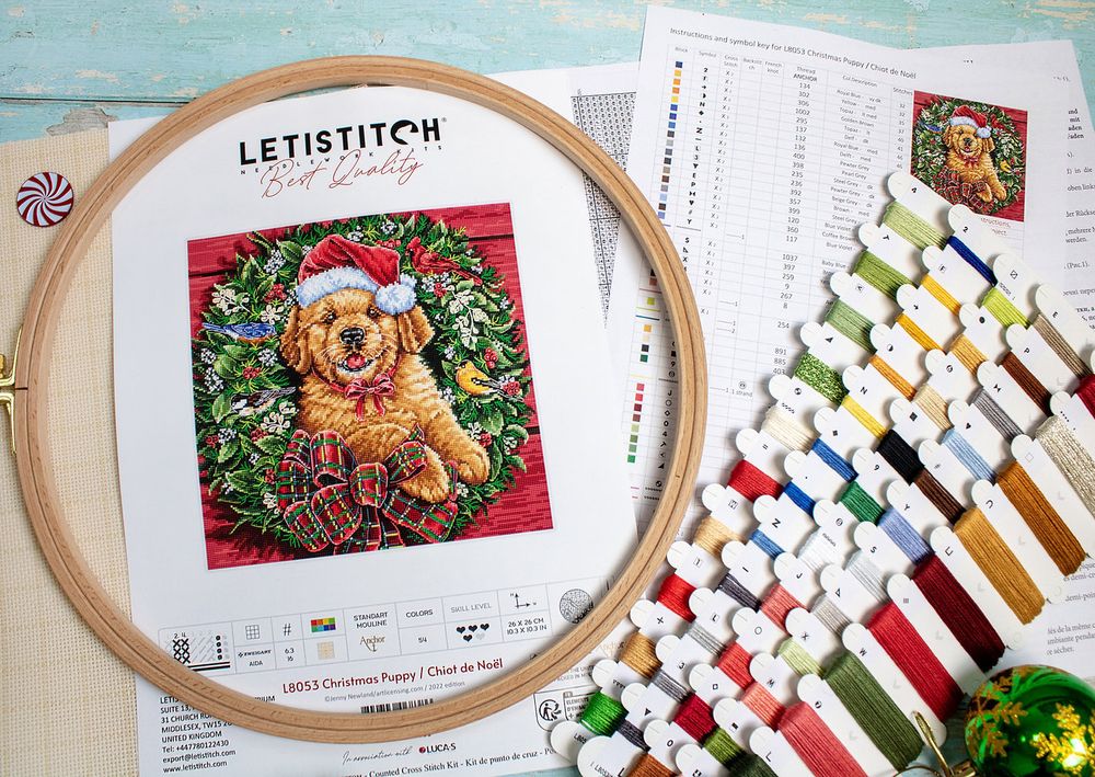 Набор для вышивания нитками LetiStitch, Рождественский щенок, 26х26 см