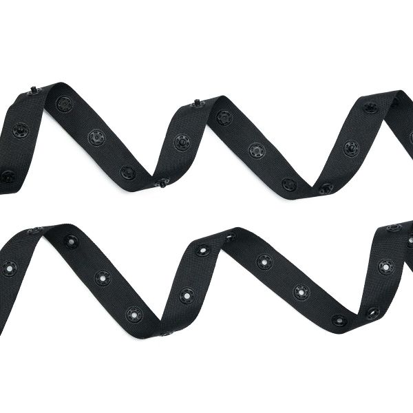 Кнопки пластиковые на тесьме (кн. ⌀ 7мм, тесьма 18 мм, шаг 1.7 см), цв.черный, 45.7м