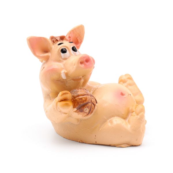 Миниатюра кукольная: Кабанчик с мячом 4х3 см, AS15-04