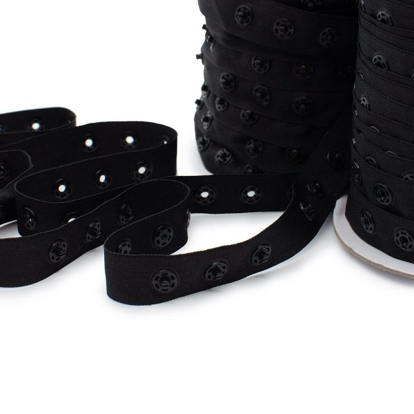 Кнопки пластиковые на тесьме (кн. ⌀8мм, тесьма 18мм, шаг 17 мм по, 3 шт, шаг 30 мм), цв.черный, 45.7м