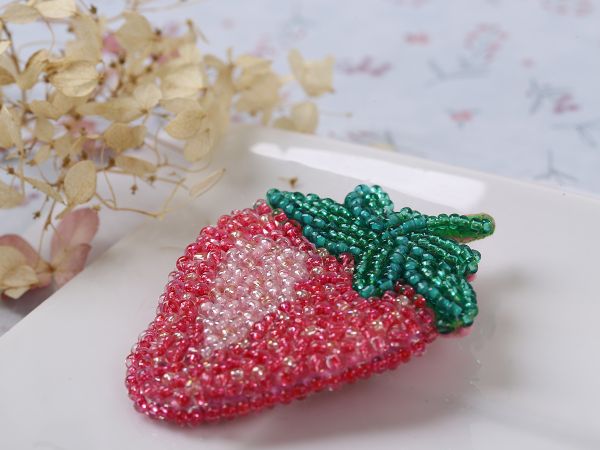 Набор для вышивания бисером Klart, Брошь. Клубника, 4.5х6 см