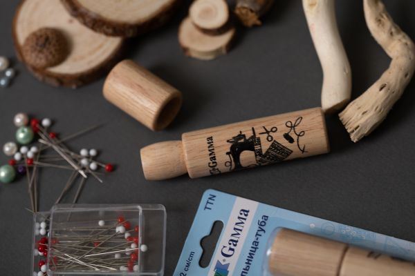 Туба-игольница Gamma 9 см, рисунок швейная машина