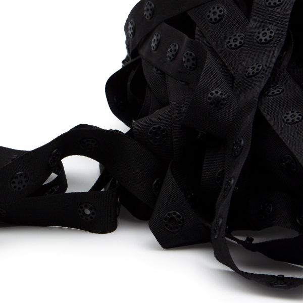 Кнопки пластиковые на тесьме (кн. ⌀8мм, тесьма 18мм, шаг 17 мм по, 3 шт, шаг 30 мм), цв. черный, 10 м