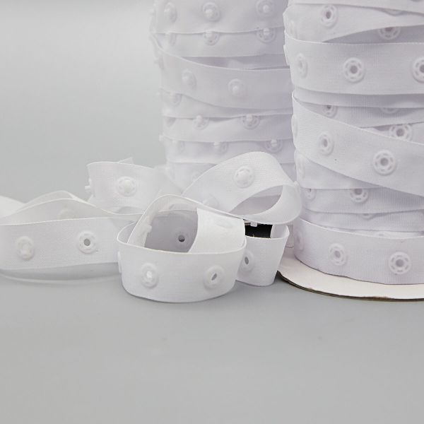 Кнопки пластиковые на тесьме (кн. ⌀ 7мм, тесьма 18 мм, шаг 1.7 см), 45.7м, цв.белый