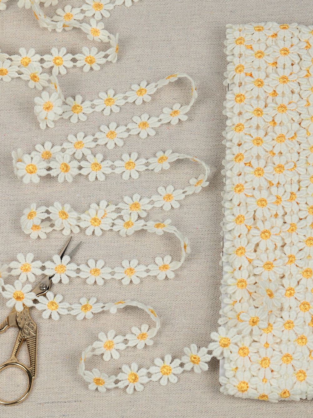 Кружево гипюр (плетёное) ромашка 15 мм / 13.71 метра, TBY.12243/1, цв.белый+желтый, Kruzhevo