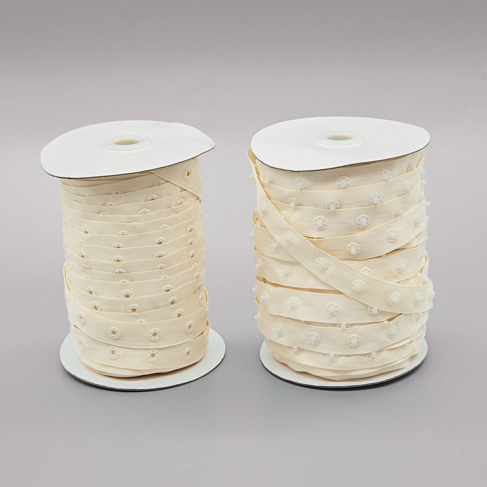 Кнопки пластиковые на тесьме (кн. ⌀ 7мм, тесьма 18 мм, шаг 1.7 см), цв.молочный, 45.7м