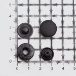 Кнопка Альфа (S-образная) ⌀15.0 мм, ≈72 шт, шляпка пластик + отв.части МЕТАЛЛ, 322 черный + отв.части оксид, NEW STAR