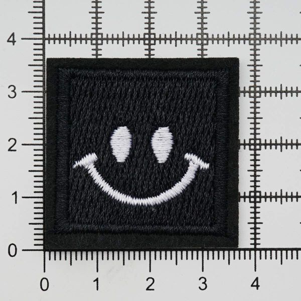 Термоаппликация Кубик с улыбкой 35х35мм (W.Black (бело-черный)), 2 шт, LA527