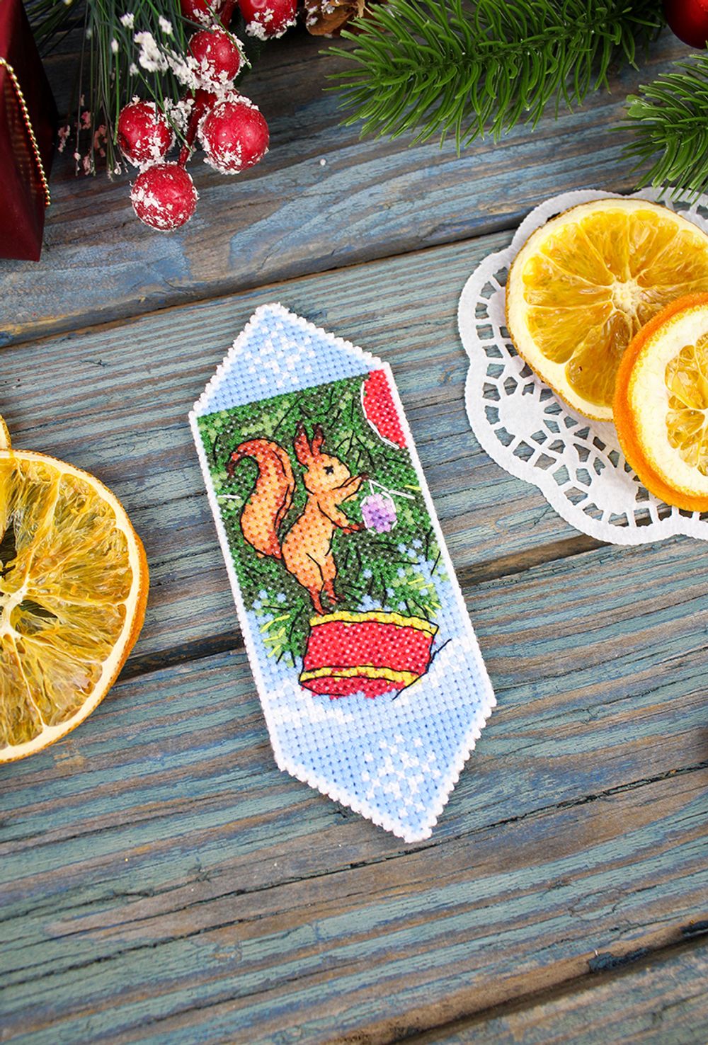 Набор для вышивания нитками МП Студия Р-1122, Конфета новогодняя Любви и добра, 13х5 см