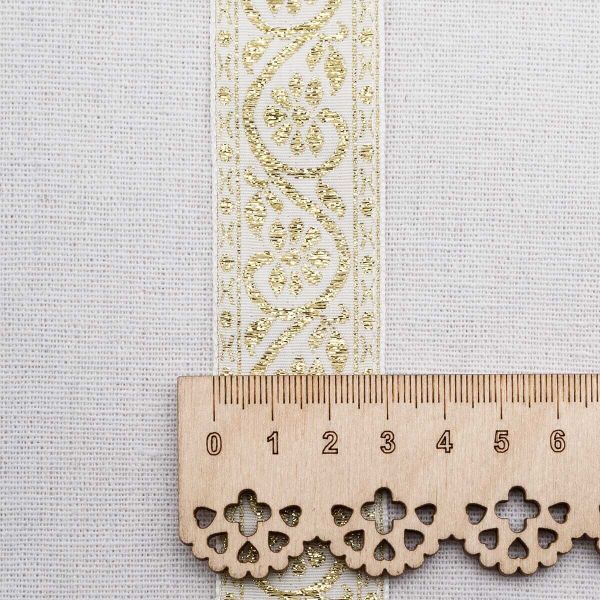 Лента (тесьма) жаккардовая 32.0 мм / 25±1 метров, с метанитом рис. 9819, белый/золото, С3104Г17
