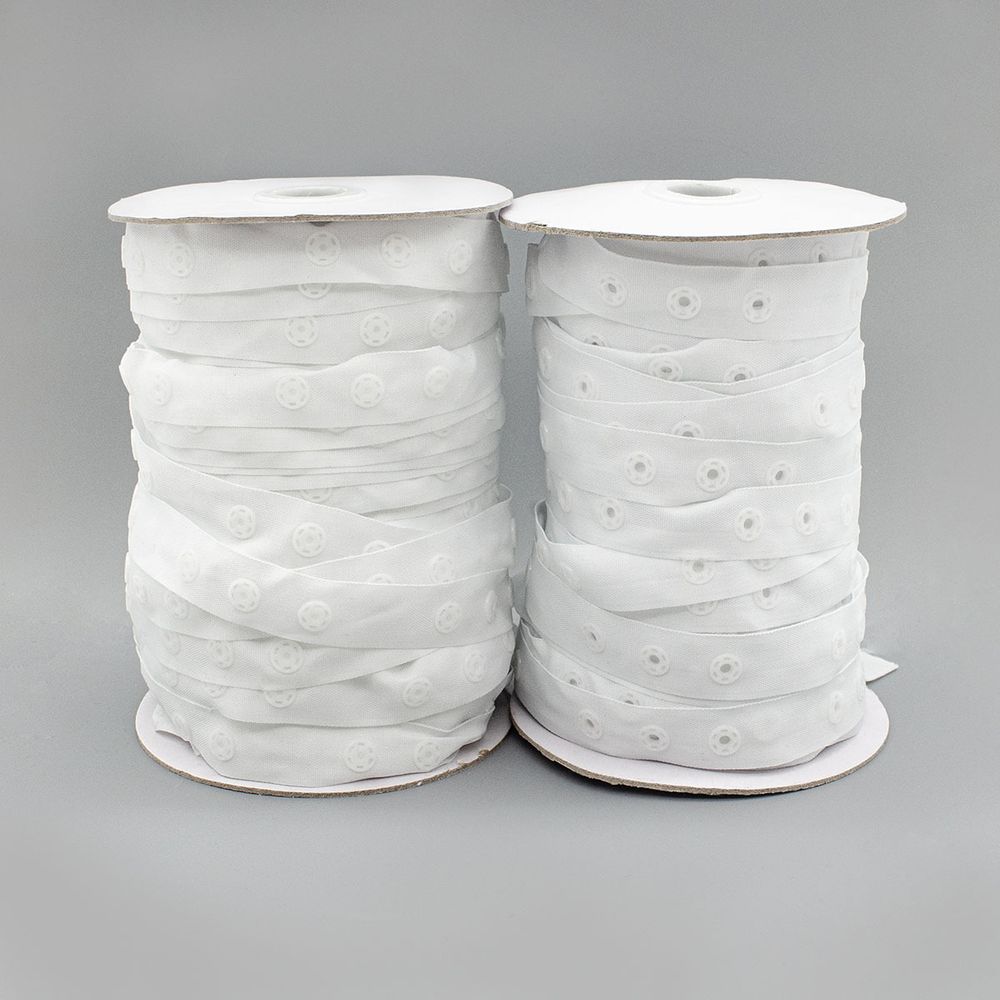 Кнопки пластиковые на тесьме (кн. ⌀8мм, тесьма 18мм, шаг 17 мм по, 3 шт, шаг 30 мм), цв.белый, 45.7м