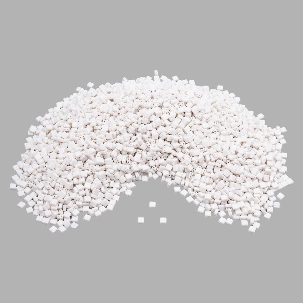 Бусины пластик 6х6х3 мм, 2 отверстия, квадрат, 500 г, 16 белый, Astra&Craft (7739891/7739300) 7429