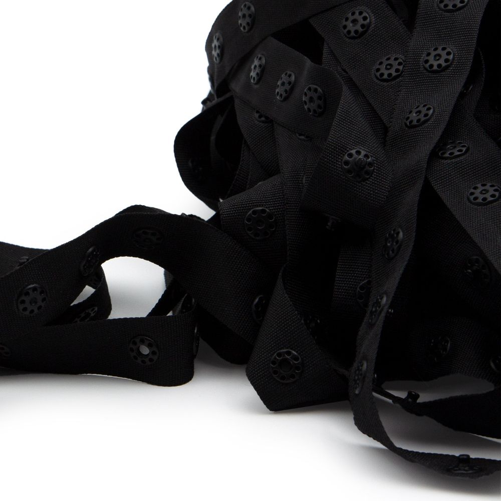 Кнопки пластиковые на тесьме (кн. ⌀8мм, тесьма 18мм, шаг 17 мм по, 3 шт, шаг 30 мм), цв. черный, 10 м