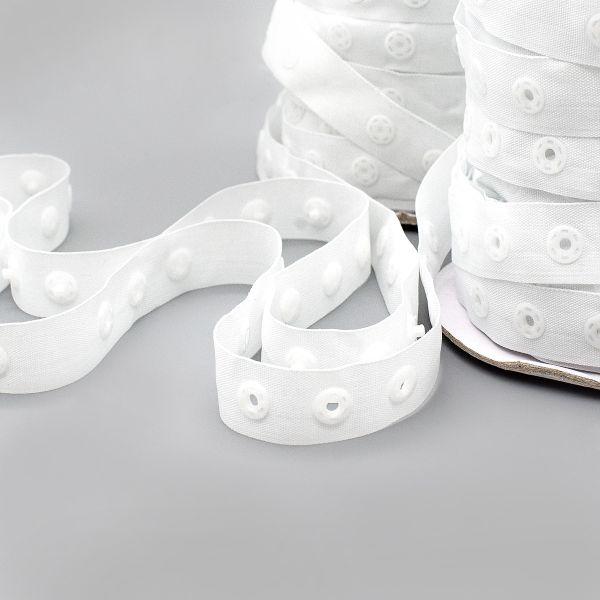 Кнопки пластиковые на тесьме (кн. ⌀8мм, тесьма 18мм, шаг 17 мм по, 3 шт, шаг 30 мм), цв.белый, 45.7м