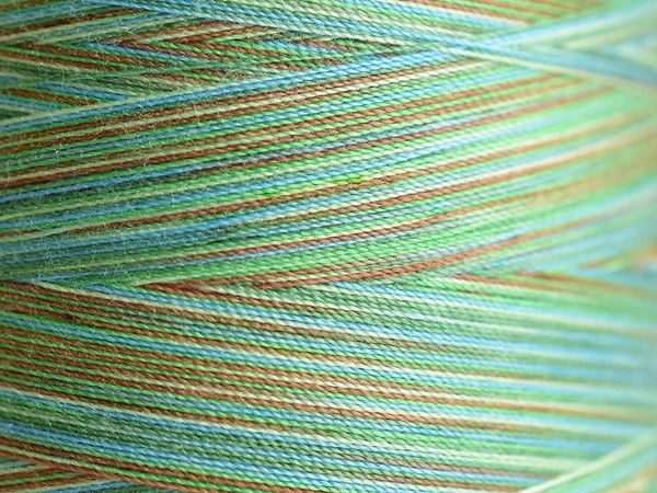 Нитки для машинной стежки Madeira Aeroquilt меланж №40, 2750 м, цв. 9608, 9131B, 1 катушка