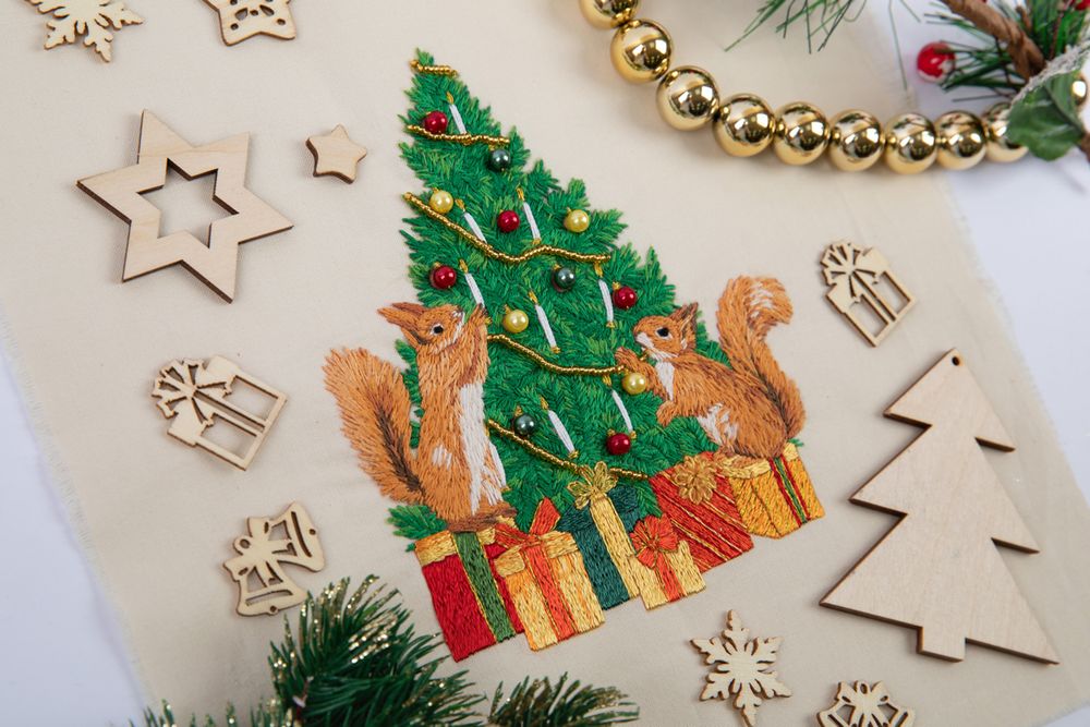 Набор для вышивания нитками Panna, Живая картина Бельчата украшают елку, 19х17 см