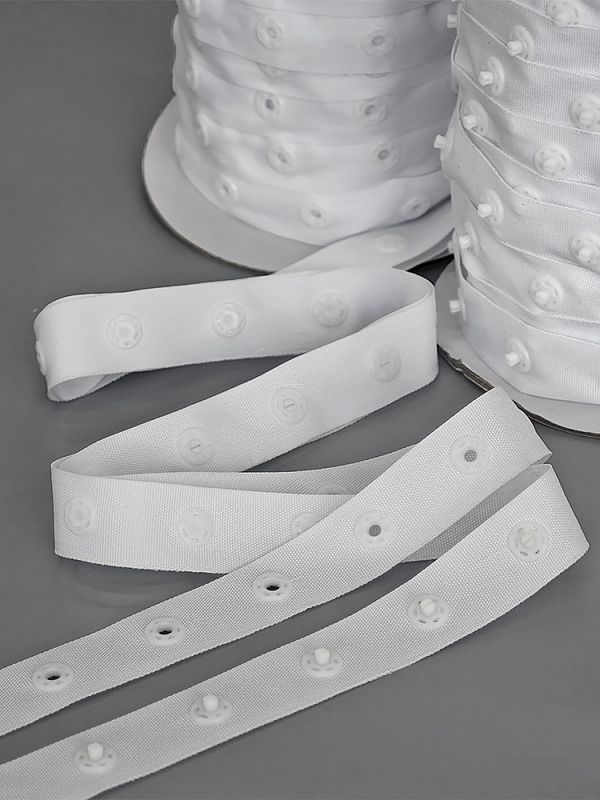 Кнопки пластиковые на тесьме (кн. ⌀7 мм, тесьма 18 мм, шаг 1.7 см), TBY-64423, белый, 45.7 метра