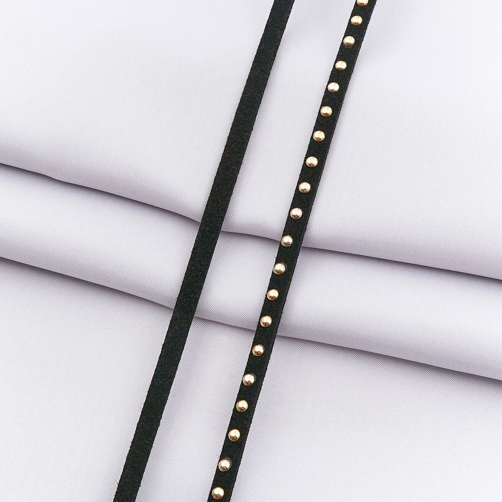 Шнур плоский замша искусственная 5.0 мм / 16 метров, с зол. клепками, цв. черный, 25385