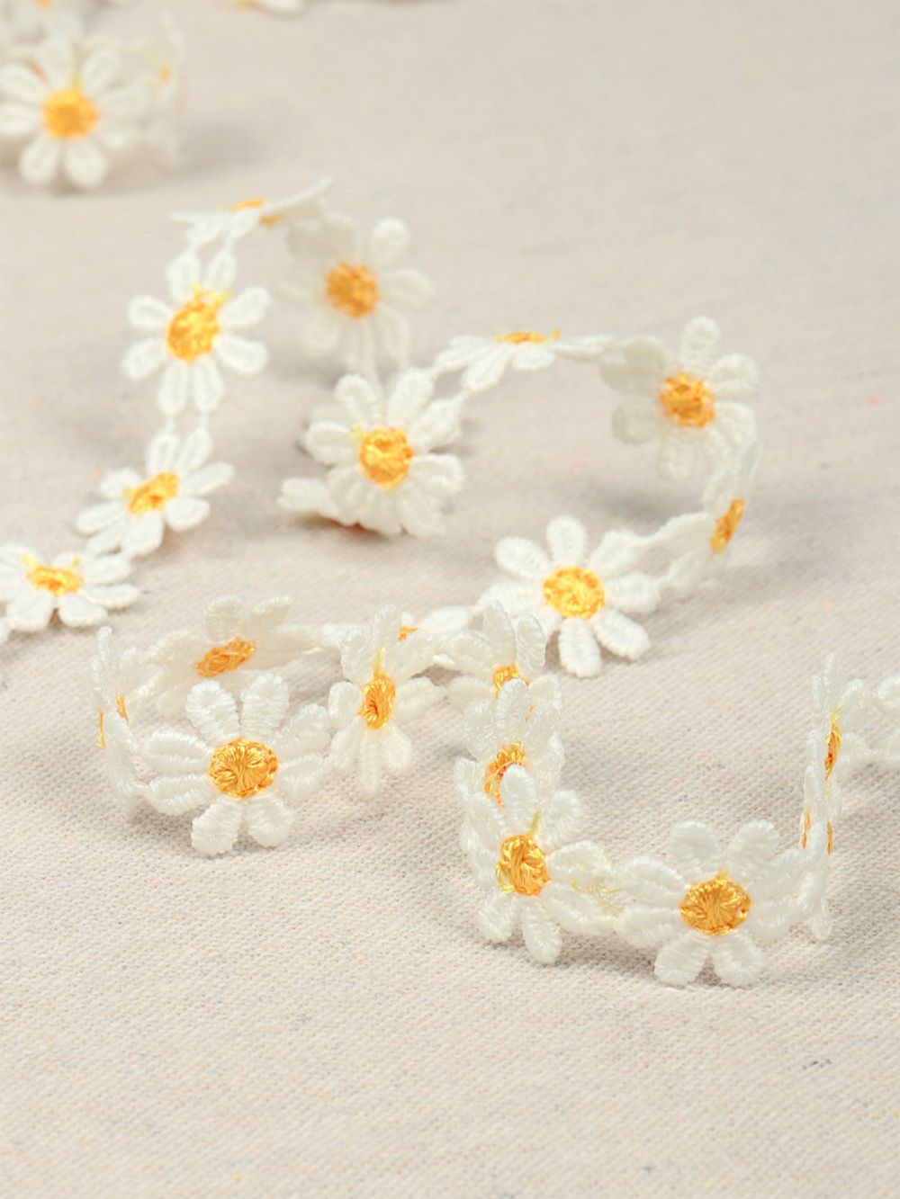 Кружево гипюр (плетёное) ромашка 15 мм / 13.71 метра, TBY.12243/1, цв.белый+желтый, Kruzhevo