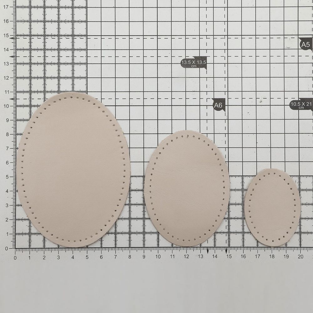 Набор заплаток пришивных из кожи, овал 4х5,5см, 6х8,2см, 8х10,9см, с перфорацией, 3 шт (06 бежевый), 9404