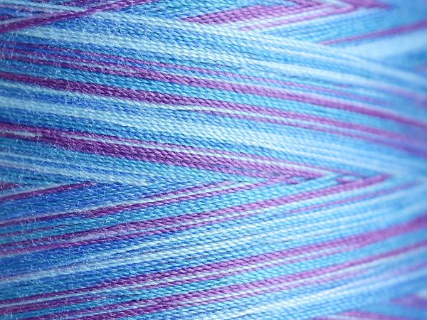 Нитки для машинной стежки Madeira Aeroquilt меланж №40, 2750 м, цв. 9508, 9131B, 1 катушка