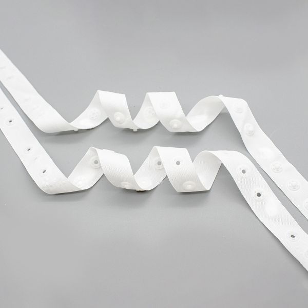 Кнопки пластиковые на тесьме (кн. ⌀8мм, тесьма 18мм, шаг 17 мм по, 3 шт, шаг 30 мм), цв.белый, 45.7м