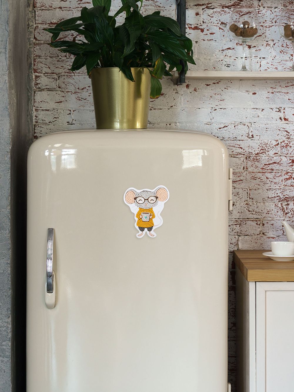 Кристальная (алмазная) мозаика Фрея ALVM-126, магнит, Мышка с чаем, 9.5х10.5 см