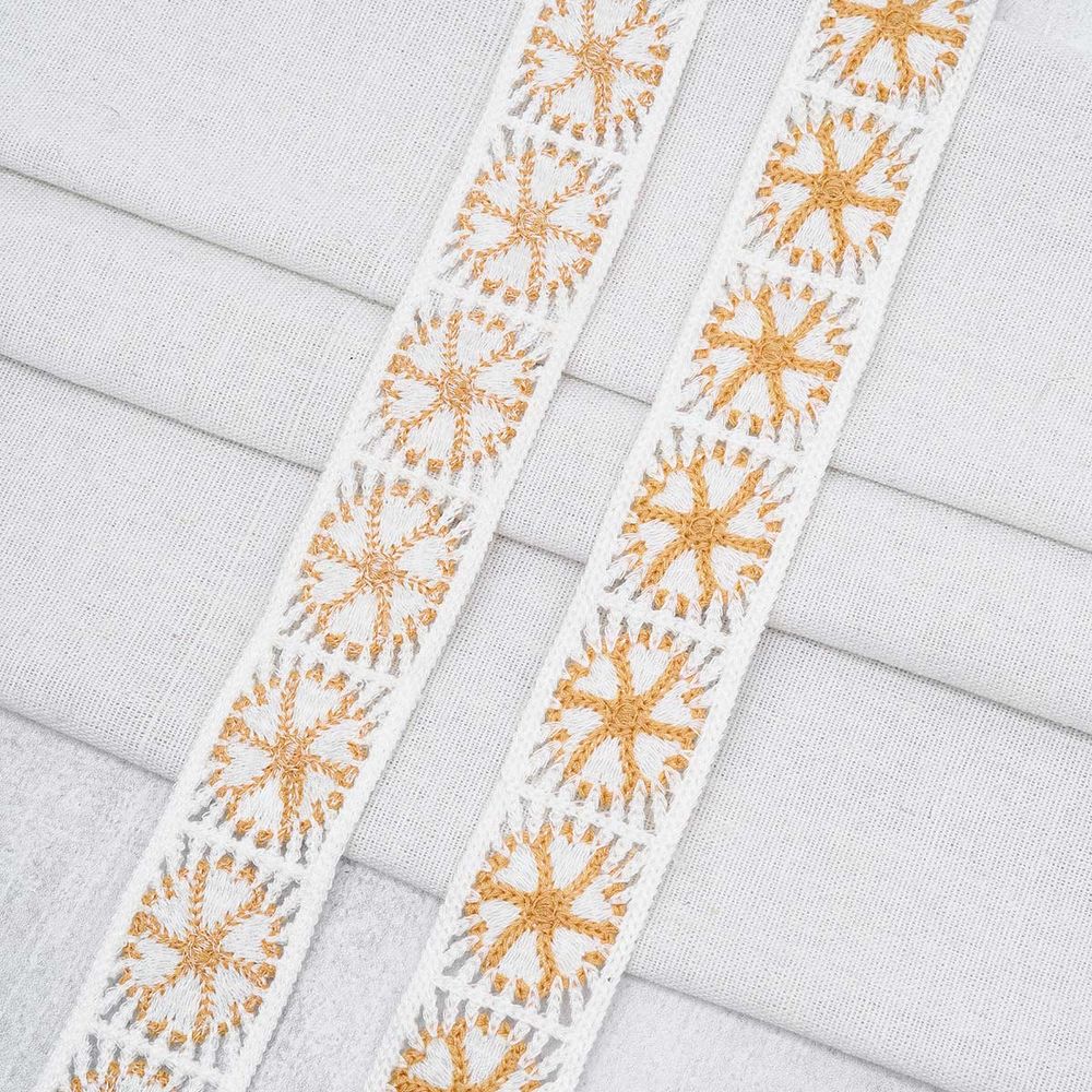 Тесьма декоративная вязаная бабушкин квадрат 35 мм / 9.14 метра, белый/бежевый, 129N-018a