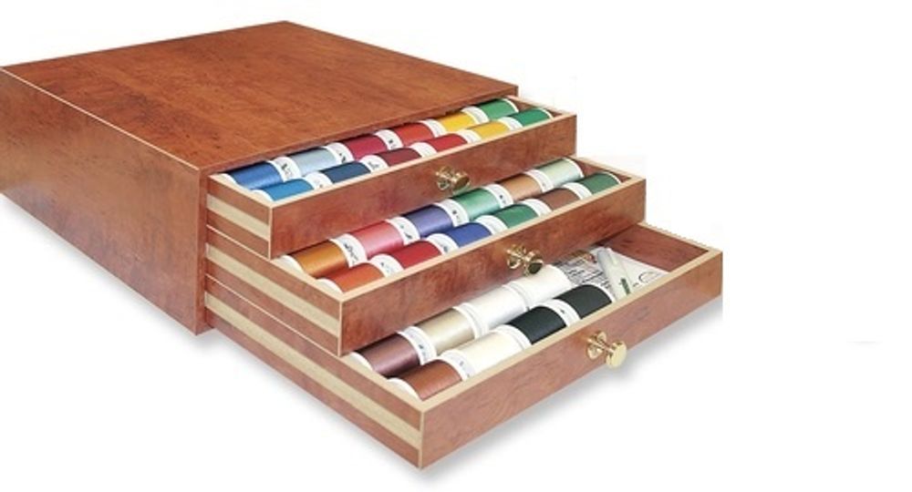 Швейные нитки (набор) подарочный в шкатулке: нитки Madeira Rayon 8120 H, деревянная поверхность, 8120 H